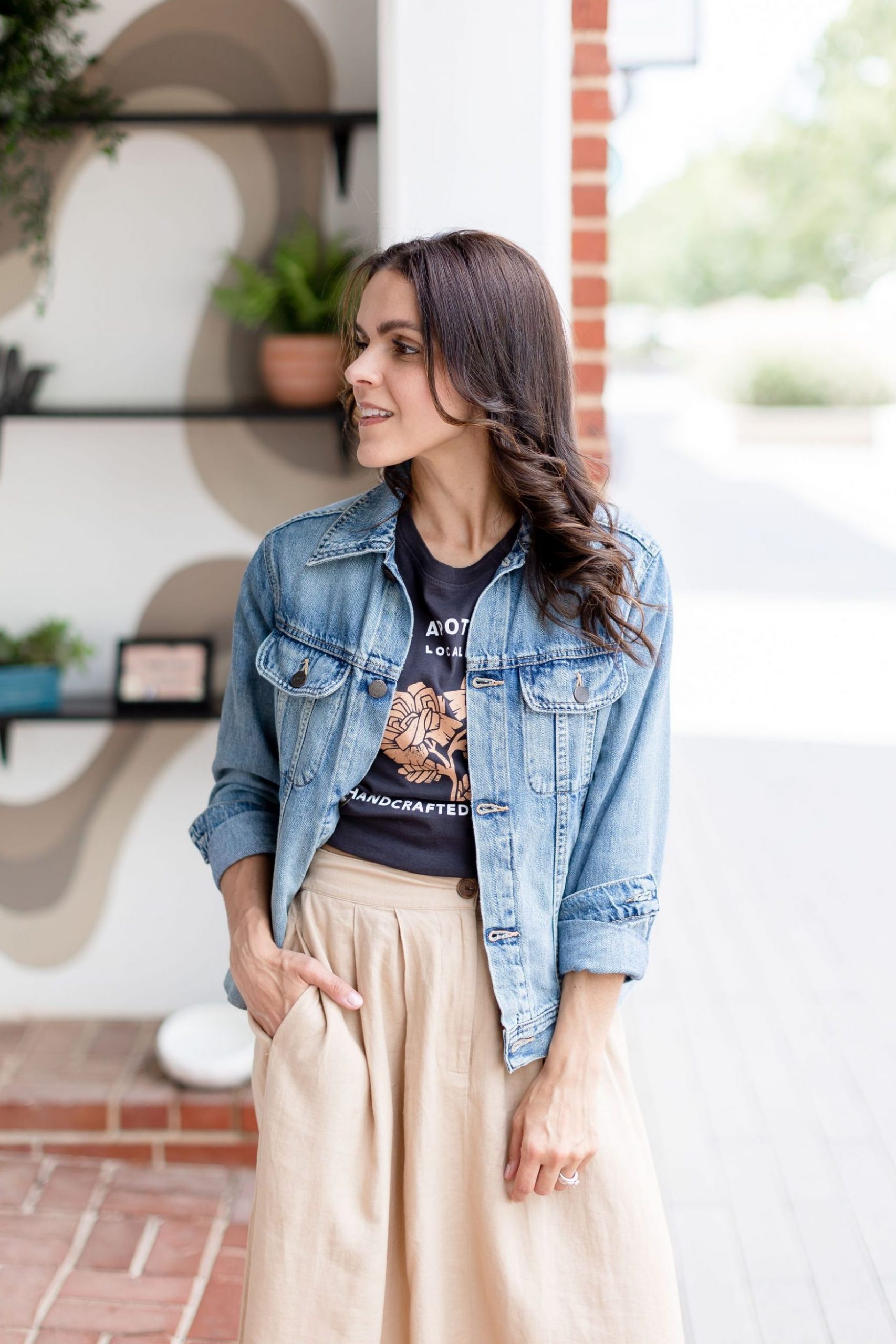 graphic tee denim jacket Fall outfit idea