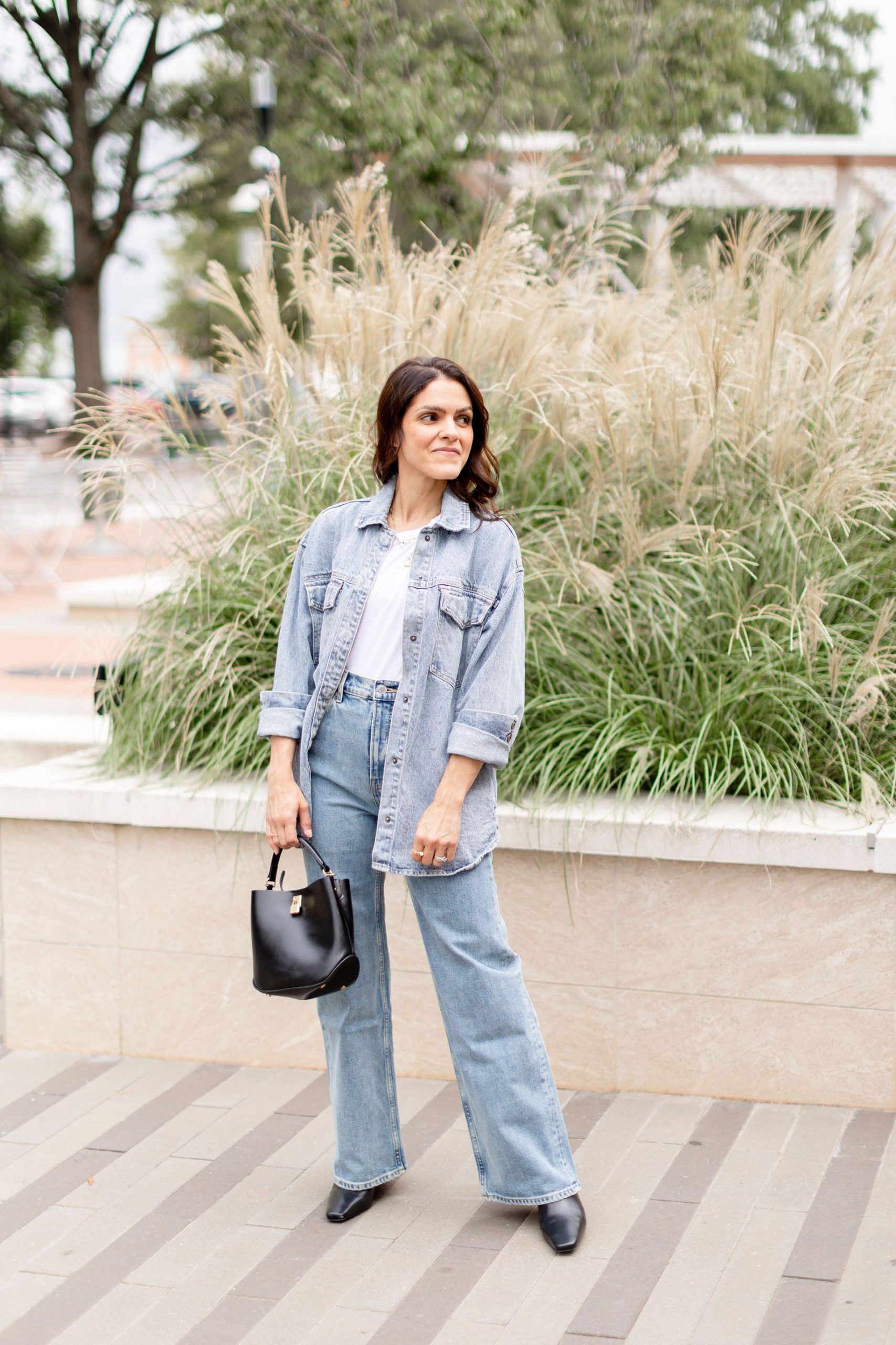 https://thesarahstories.com/wp-content/uploads/2023/10/2023-Fall-capsule-outfit-denim-scaled.jpg
